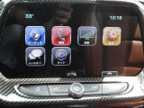 AppleCarplay/AndroidAutoにも対応した8インチディスプレイ。バックカメラで駐車も手助けしてくれます。