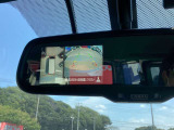 アラウンドビューモニターの映像はルームミラーに表示できます