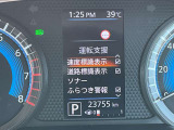 速度標識表示つきで、見逃さないよう運転者をサポートしてくれます。