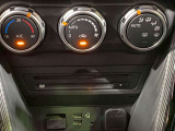 【フルオートエアコン】運転席と助手席の温度調整がそれぞれ出来るフルオートエアコン装備です。これなら暑がりなご主人、寒がりな奥様が同乗されても問題ないですね。