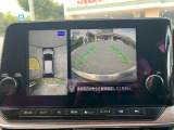 アラウンドビューモニター。上空から見下ろしているかのような映像を映し出して周囲を確認し、スムースな駐車をアシストします。