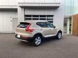 上級車種にあたるXC60に比べて270mm短いのが実車の特徴です 車幅は1,875mmですが切り詰められた前後のオーバーハングのおかげで街中での取り回しにはさほど神経質にならずにすむのがセールスポイントです