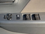 【電動格納ミラー】サイドミラーは電動格納式となっており、狭い駐車場でもキズがつくリスクを抑えられます。