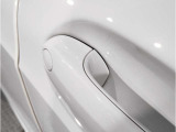 BMWのドアを閉めた時の重厚感は所有者様の満足度を高めてくれます。