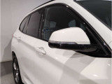 ドアミラーにはLEDウインカーが埋め込まれており、対向車からの視認性を高めております。