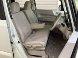 フロントシートです!!ベンチシートなので座席の移動もスムーズに出来ます!!足元も広く運転も楽ですよ!!