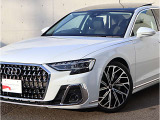 ●Audiが最初に採用したLEDポジショニングランプ。シャープなラインで昼間でも点けていたいと思うほど上品でオシャレです。夜間走行時はさらに目立ちます!