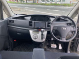 スポーティーな運転席回り