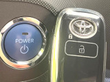 【スマートキー】カバンやポケットに入れたままでもドアの施錠・解錠が可能なスマートキーを装備。エンジンのオン・オフ時もカギを取り出す必要が無いからとっても便利です♪