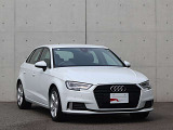 ●一目でAudiとわかる特徴的なシングルフレームグリル・LEDランプ。精悍なフロントマスクからAudiのスマートで上品なブランドを連想させてくれます。女性にも大変ご好評頂いております。