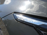 【IQ.LIGHT】 対向車や先行車のドライバーを眩惑することなく、前方の路面と路肩を広範囲に明るく照らすことができるマトリックスLEDヘッドライトを装備。快適なドライブをアシストします。