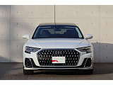 ●一目でAudiとわかる特徴的なシングルフレームグリル・LEDランプ。精悍なフロントマスクからAudiのスマートで上品なブランドを連想させてくれます。女性にも大変ご好評頂いております。
