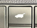 【ハンズフリーパワーバックドア】リアバンパー下部に足先を出し入れするだけでバックドアが自動で開閉♪両手が荷物でふさがっている時でもラクラク開閉操作が行えます!
