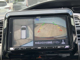 アラウンドビューモニターで、上空から見下ろしているような映像を表示します。ひと目で周囲の状況がわかるため安心です。