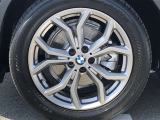 BMW純正19インチホイール。洗練されたデザインで、足元の個性を引き立てます。
