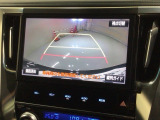 リバースギアに入れるだけで後方の表示へ切り替わります。夜間や雨の日の駐車も楽になりますよ。