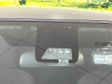 【トヨタセーフティセンス】走行中に前方の車両等を認識し、衝突しそうな時は警報とブレーキで衝突回避と被害軽減をアシスト。より安全にドライブをお楽しみいただけます。