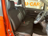 フロントベンチシートが運転席足元もゆったり、広々快適です、助手席へのウォークスルーも楽々可能ですよ☆