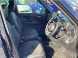 前列シート 運転席はセンターコンソールがないので左右の行き来がラクチンです。足元も広く長距離運転でも疲れにくいです。シートハイトアジャスター付きです。