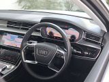●隣りの車からウィンドウ越しにバーチャルコクピットが際立っています。大変美しく高級感あふれるインテリアでございます