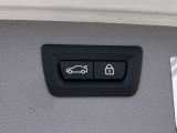ボタン操作ひとつでトランクの開閉を可能とする電動トランクが付いております。
