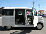 両面スライドドアとなっております!狭い場所に駐車した時に安心して横にスライドして乗り降りできますよ!