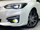 【LEDヘッドライト】悪天候や夜間走行時も良好な視界を確保し安心して運転できる高輝度LEDヘッドライトを装備!点灯速度が早く、消費電力も抑えられています。