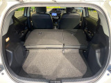 普段のお買い物や通勤、送迎等に十分な荷室スペースを確保しております。セカンドシートを倒すと、大きな荷物の積載も可能です♪