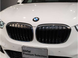 【BMWの伝統】BMWの特徴的な“キドニーグリル”は、80年以上続く伝統の形でございます。変わらないこだわりのデザインが、プレミアムブランド“BMW”を創り出します。