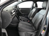 R-LINE専用スポーツシートを採用しています。背もたれのRステッチが特徴です