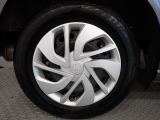 ホイールは車のデザインにマッチした専用タイプです。