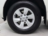 純正アルミホイールは精度が高く、走行の安定性が優れています。タイヤサイズ265/65R17