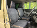 運転席まわりには十分なスペースがあり、大柄な方でもゆったり運転していただける環境です。