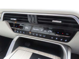 フルオートエアコンはデュアル機能付きで運転席と助手席を別々に設定可能です。暑がりさんも、寒がりさんも、お互いが快適に過ごせますね。また、シートヒーターやステアリングヒーターも嬉しい装備です。