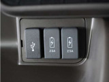 使いやすい場所にUSB充電端子を2か所装備。2.5A対応です、ここ重要!