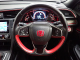 ハンドル左側にはオーディオ操作が出来るオーディオリモートコントロールスイッチ、右側にはHonda SENSINGとオートクルーズコントロールのスイッチを装備!