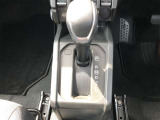 コラムシフトですので足元ひろびろ。運転しやすいですよ。