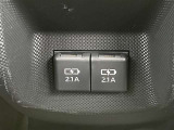 リヤ充電用USB端子付き。スマートフォンなどの充電に便利です。