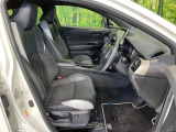 運転席まわりには十分なスペースがあり、大柄な方でもゆったり運転していただける環境です。