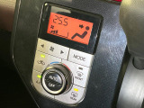 【オートエアコン】一度お好みの温度に設定すれば、車内の温度を検知し風量や温度を自動で調整。暑い…寒い…と何度もスイッチ操作をする必要はありません。快適な車内空間には必須の機能ですね♪