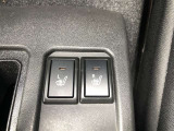 【シートヒーター】装備。運転席と助手席の座面と背もたれを素早く温めるシートヒーターを搭載。身体を直接温めることができます。