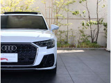 ●Audiが最初に採用したLEDポジショニングランプ。シャープなラインで昼間でも点けていたいと思うほど上品でオシャレです。夜間走行時はさらに目立ちます!