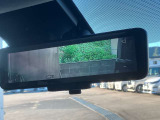 スマート・ルームミラーは、車両後方のカメラ映像をミラー面に映し出すので、荷室に積んだ大きな荷物などが写り込んで見にくくなりがちな車内状況や、天候などに影響されずいつでもクリアな後方視界が得られます。