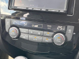 【左右独立型フルオートエアコン】運転席と助手席でそれぞれお好みの温度に設定可能。同乗者にも配慮した、快適な空調をお届け致します。