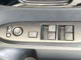 【電動格納ミラー】サイドミラーは電動格納式となっており、狭い駐車場でもキズがつくリスクを抑えられます。