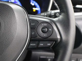 レーダークルーズコントロール使用時に、同一車線内中央を走行できるよう操舵を支援する「レーントレーシングアシスト(LTA)」が装備されています。