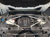 直列6気筒DOHCディーゼル。出力195kW〔265ps〕/4,000rpm(カタログ値)、トルク620Nm[63.2kgm]/2000-2,500rpm(カタログ値)♪