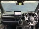 運転席周りです。カップホルダーや小物の収納などは必須ですよね!!使い勝手の良いつくりになっております!!