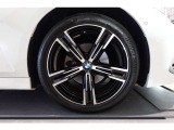 【BMWアロイホイール】軽量かつ強度に拘ったアロイホイール。走行性能ポテンシャルを引き出す設計。タイヤのサイドウォールが強化されたランフラットタイヤは、パンク時にタイヤがつぶれてもリムから外れません。