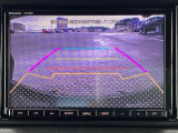 大型画面で確認できるガイド付きバックカメラです。商業施設や立体駐車場、夜間の後方確認に役立ちます。